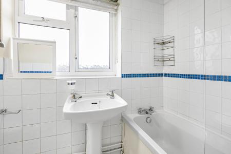 2 bedroom Mixed Use for sale in Oakwood Road, Bricket Wood, AL2