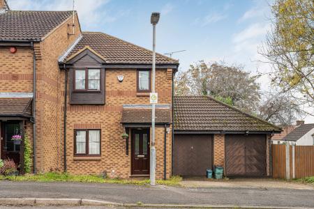 3 bedroom Semi-detached house for sale in Mercers Row, St Albans, AL1