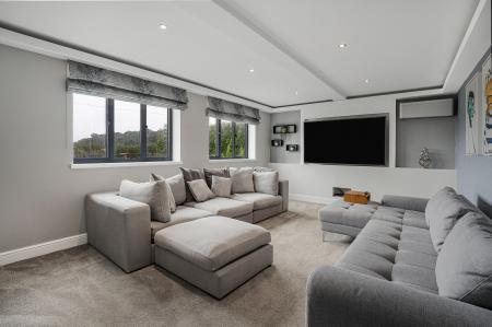 5 bedroom Detached house to let in Highfield Lane, St Albans, AL4