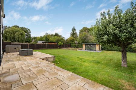 5 bedroom Detached house to let in Highfield Lane, St Albans, AL4