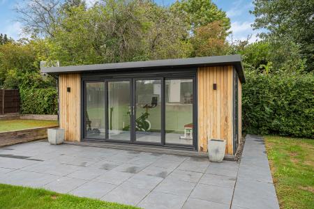 5 bedroom Detached house to let in Highfield Lane, St Albans, AL4