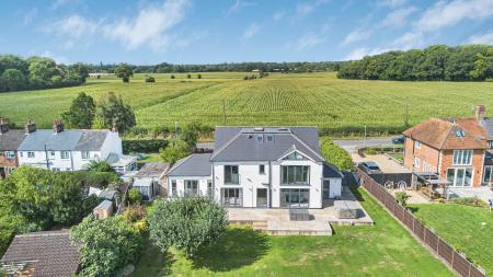 5 bedroom Detached house to let in Highfield Lane, St Albans, AL4