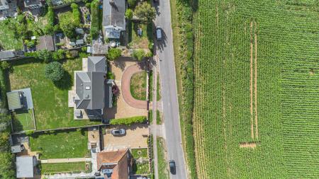 5 bedroom Detached house to let in Highfield Lane, St Albans, AL4