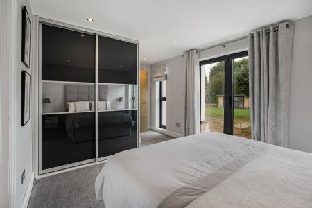 5 bedroom Detached house to let in Highfield Lane, St Albans, AL4