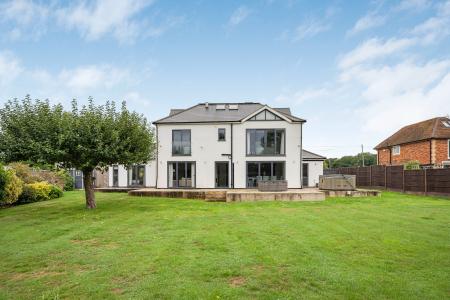 5 bedroom Detached house to let in Highfield Lane, St Albans, AL4