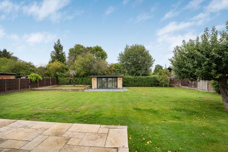 5 bedroom Detached house to let in Highfield Lane, St Albans, AL4