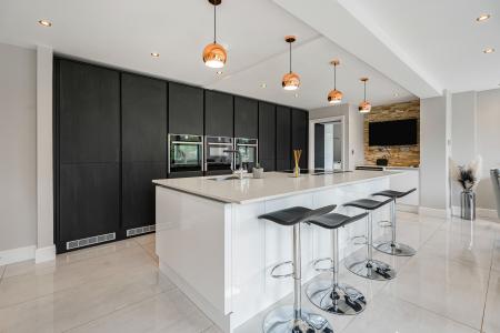 5 bedroom Detached house to let in Highfield Lane, St Albans, AL4