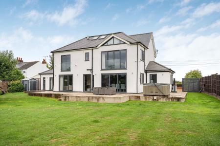 5 bedroom Detached house to let in Highfield Lane, St Albans, AL4