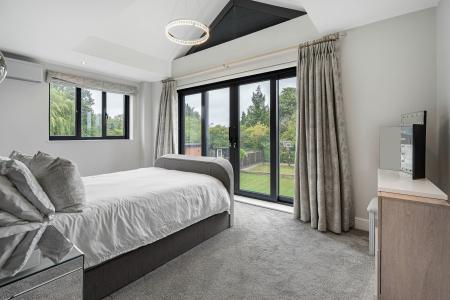 5 bedroom Detached house to let in Highfield Lane, St Albans, AL4