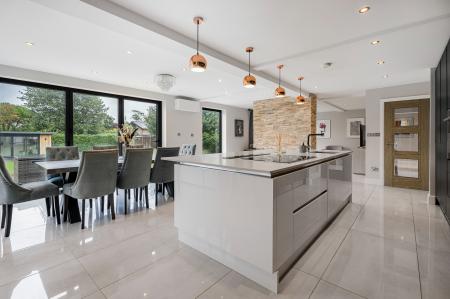 5 bedroom Detached house to let in Highfield Lane, St Albans, AL4