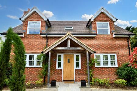 3 bedroom Detached house to let in Mayflower Road, St Albans, AL2