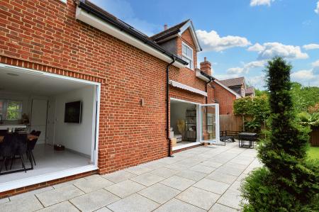 3 bedroom Detached house to let in Mayflower Road, St Albans, AL2