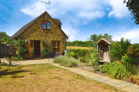 3 bedroom Detached house to let in Roestock Lane, Colney Heath, AL4