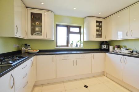 3 bedroom Detached house to let in Roestock Lane, Colney Heath, AL4