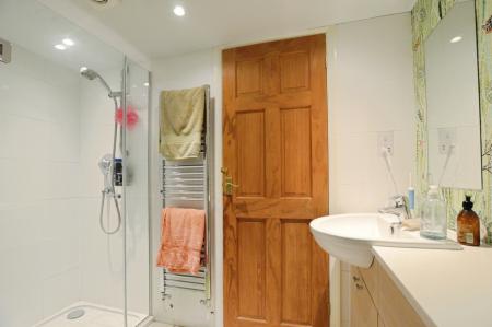 3 bedroom Detached house to let in Roestock Lane, Colney Heath, AL4