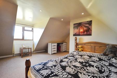 3 bedroom Detached house to let in Roestock Lane, Colney Heath, AL4