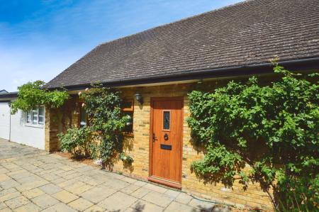 3 bedroom Detached house to let in Roestock Lane, Colney Heath, AL4