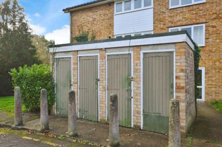 3 bedroom Flat to let in Tudor Road, St Albans, AL3