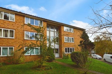 3 bedroom Flat to let in Tudor Road, St Albans, AL3
