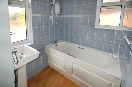 3 bedroom Semi-detached house to let in Hazelwood Drive, St Albans, AL4