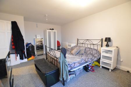 2 bedroom Flat to let in High Street, Potters Bar, EN6