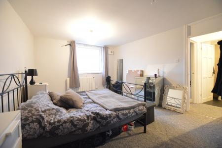 2 bedroom Flat to let in High Street, Potters Bar, EN6