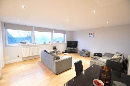 2 bedroom Flat to let in High Street, Potters Bar, EN6