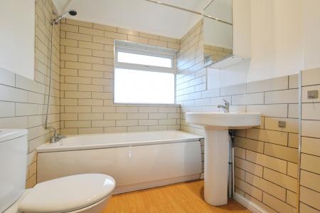 3 bedroom House to let in Harvey Road, London Colney, AL2