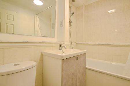 2 bedroom Flat to let in King Harry Lane, St Albans, AL3