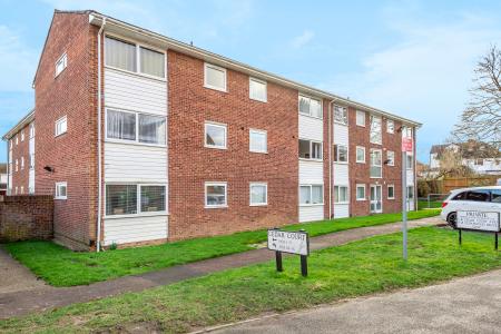 1 bedroom Flat to let in Cedar Court, St Albans, AL4