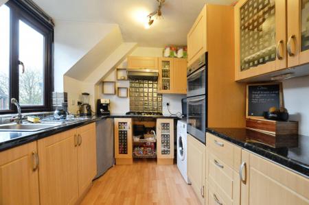 2 bedroom Maisonette to let in Newgate Close, St Albans, AL4