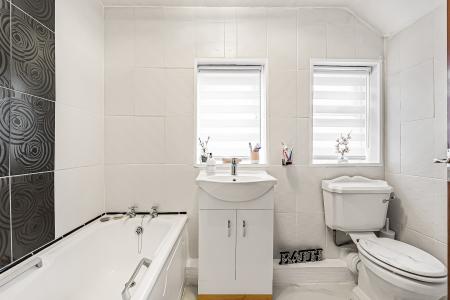 4 bedroom Semi-detached house for sale in Snatchup, Redbourn, AL3