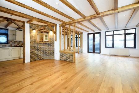 4 bedroom Detached house to let in Robbery Bottom Lane, Welwyn, AL6