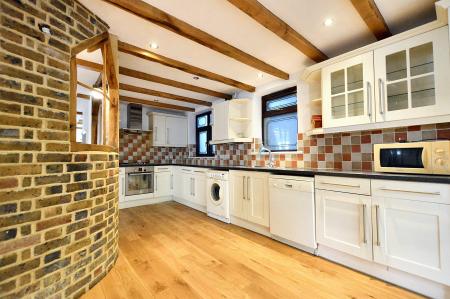 4 bedroom Detached house to let in Robbery Bottom Lane, Welwyn, AL6