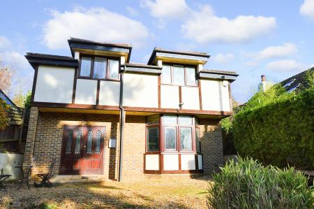 4 bedroom Detached house to let in Robbery Bottom Lane, Welwyn, AL6