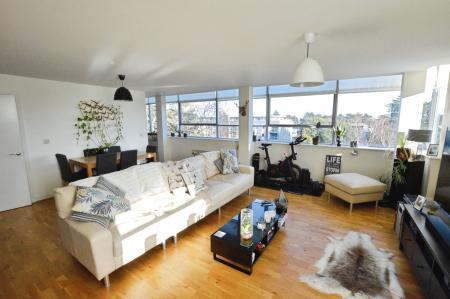 2 bedroom Flat to let in Newsom Place, St Albans, AL1