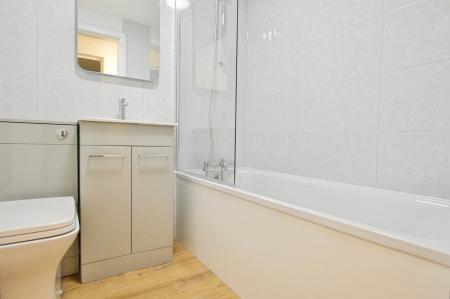 2 bedroom Flat to let in Haig Close, St Albans, AL1