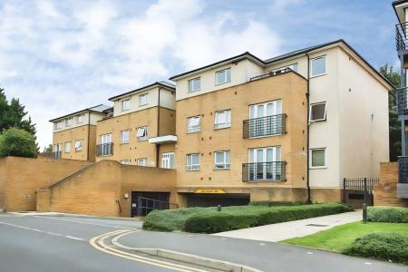 2 bedroom Flat to let in The Uplands, Bricket Wood, AL2