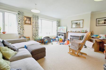 2 bedroom Maisonette to let in Charmouth Court, St Albans, AL1