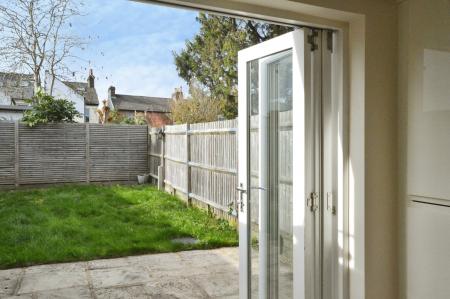 4 bedroom Semi-detached house to let in Sandpit Lane, St Albans, AL1