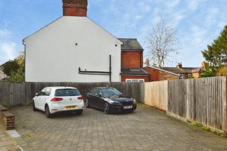 4 bedroom Semi-detached house to let in Sandpit Lane, St Albans, AL1