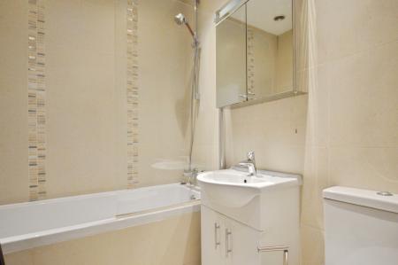 4 bedroom Semi-detached house to let in Sandpit Lane, St Albans, AL1