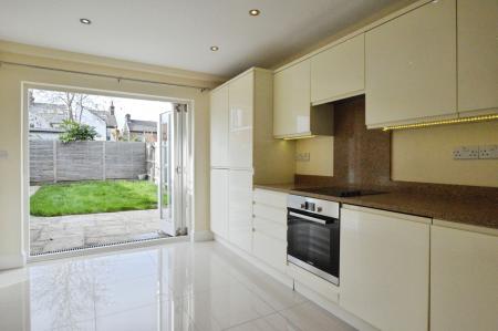 4 bedroom Semi-detached house to let in Sandpit Lane, St Albans, AL1