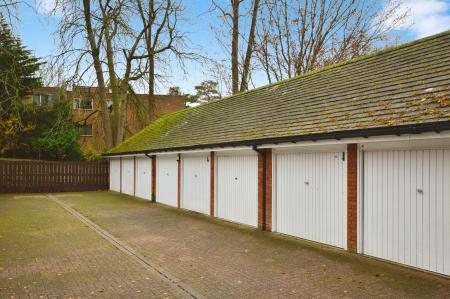 2 bedroom Flat to let in Cathedral Court, St Albans, AL3