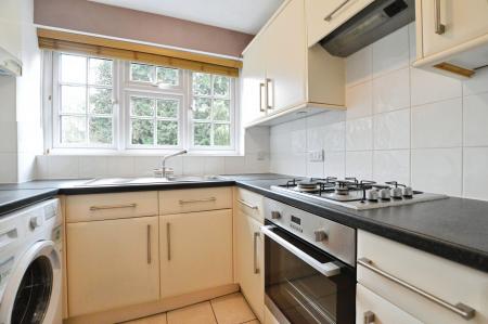 2 bedroom Flat to let in Cathedral Court, St Albans, AL3
