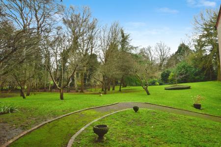 2 bedroom Flat to let in Cathedral Court, St Albans, AL3