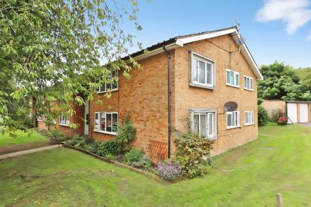 2 bedroom Flat to let in Tudor Road, St Albans, AL3