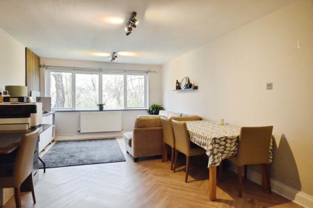 2 bedroom Flat to let in Tudor Road, St Albans, AL3