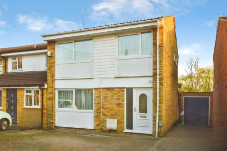 3 bedroom Semi-detached house to let in Pinewood Close, St Albans, AL4