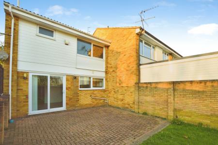 3 bedroom Semi-detached house to let in Pinewood Close, St Albans, AL4
